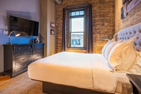 Hip Urban Loft-Small Town Charm-124 Lofts #2 West Dundee Extérieur photo